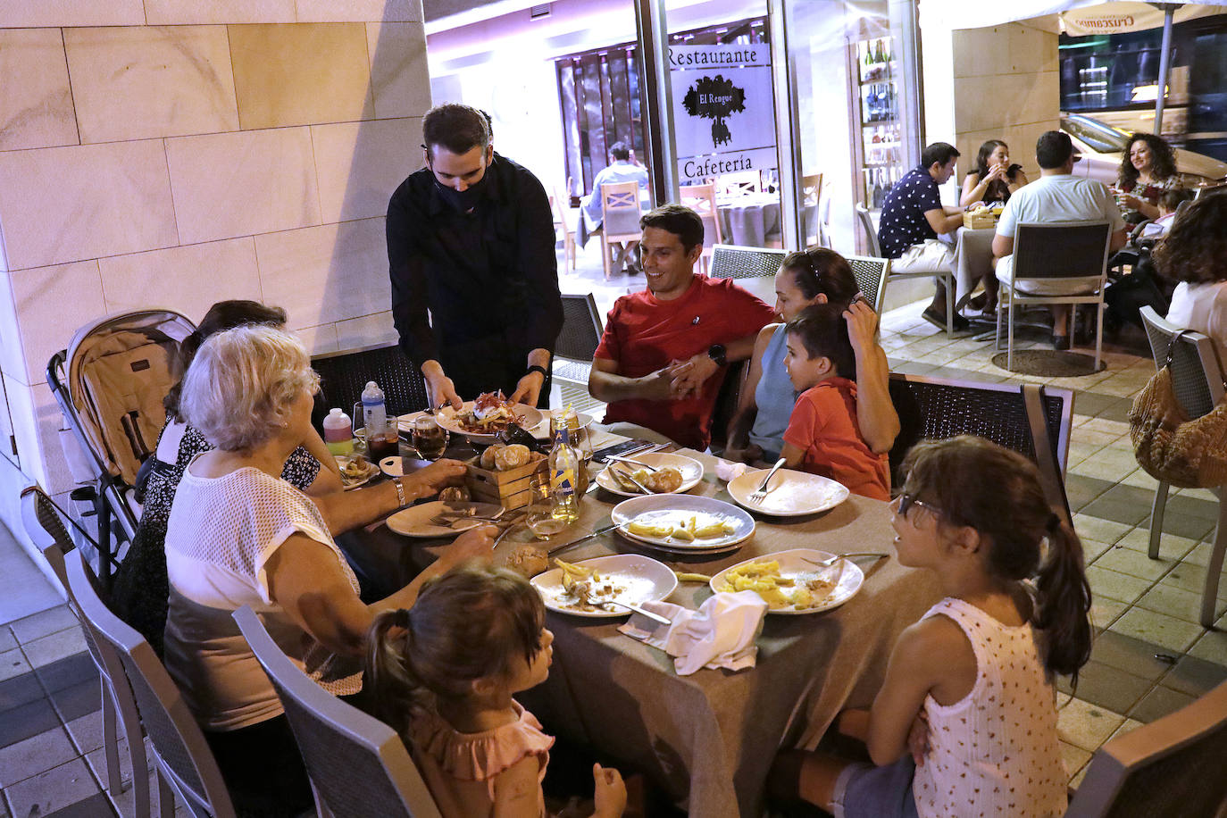 Fotos: La hostelería de los distritos, en auge este verano