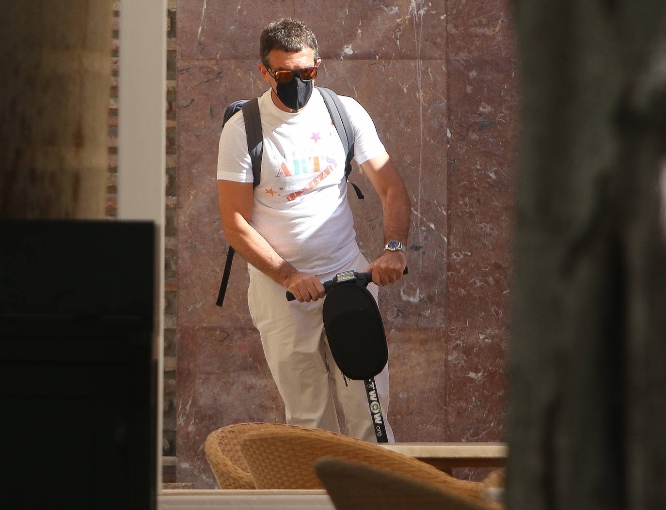 Fotos: Antonio Banderas, en patinete por el Centro de Málaga tras superar el coronavirus