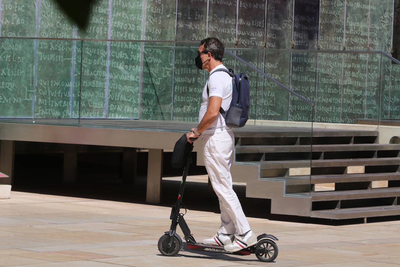 Fotos: Antonio Banderas, en patinete por el Centro de Málaga tras superar el coronavirus