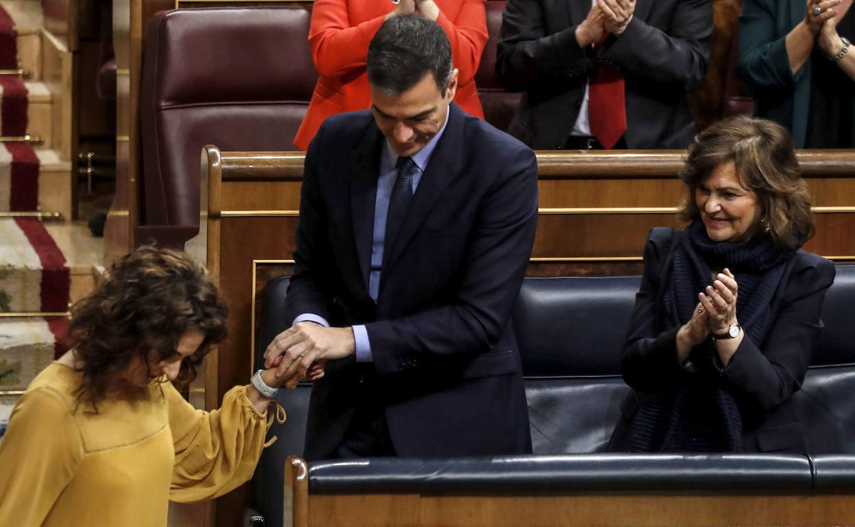 Sánchez y la ministra de Hacienda, María Jesús Montero, en el debate de Presupuestos de 2019. 