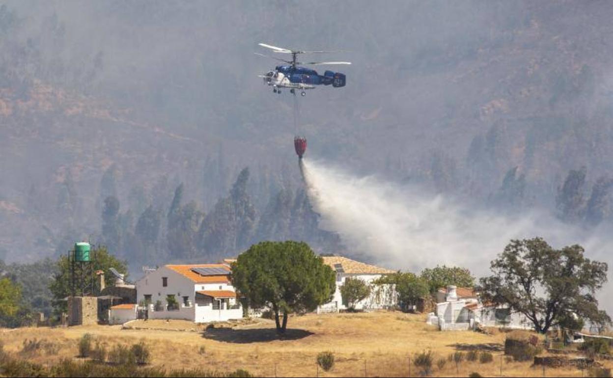 La UME y el Infoca continúan las labores de extinción del incendio forestal de Almonaster la Real