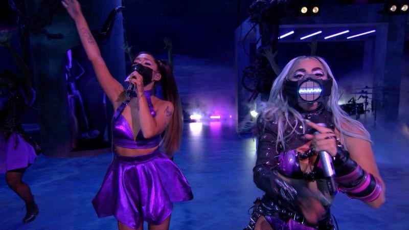 Una larga lista de las figuras más destacadas de la música, como Lady Gaga, Ariana Grande, Miley Cyrus, Maluma o The Weeknd, participaron este domingo en la ceremonia de la cadena MTV, distinta a la de años anteriores por la pandemia y que se celebró con varios conciertos al aire libre. 