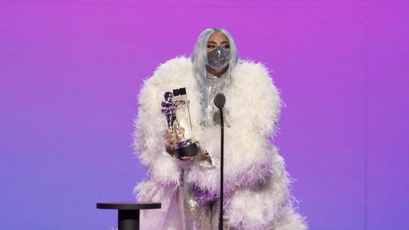 Una larga lista de las figuras más destacadas de la música, como Lady Gaga, Ariana Grande, Miley Cyrus, Maluma o The Weeknd, participaron este domingo en la ceremonia de la cadena MTV, distinta a la de años anteriores por la pandemia y que se celebró con varios conciertos al aire libre. 