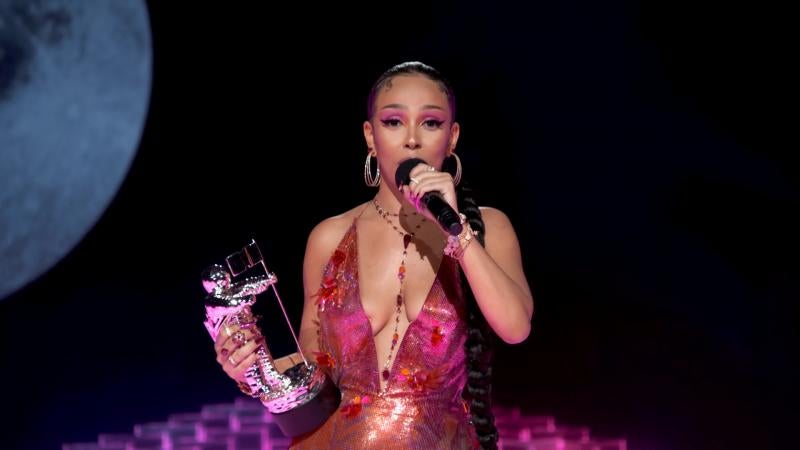 Una larga lista de las figuras más destacadas de la música, como Lady Gaga, Ariana Grande, Miley Cyrus, Maluma o The Weeknd, participaron este domingo en la ceremonia de la cadena MTV, distinta a la de años anteriores por la pandemia y que se celebró con varios conciertos al aire libre. 