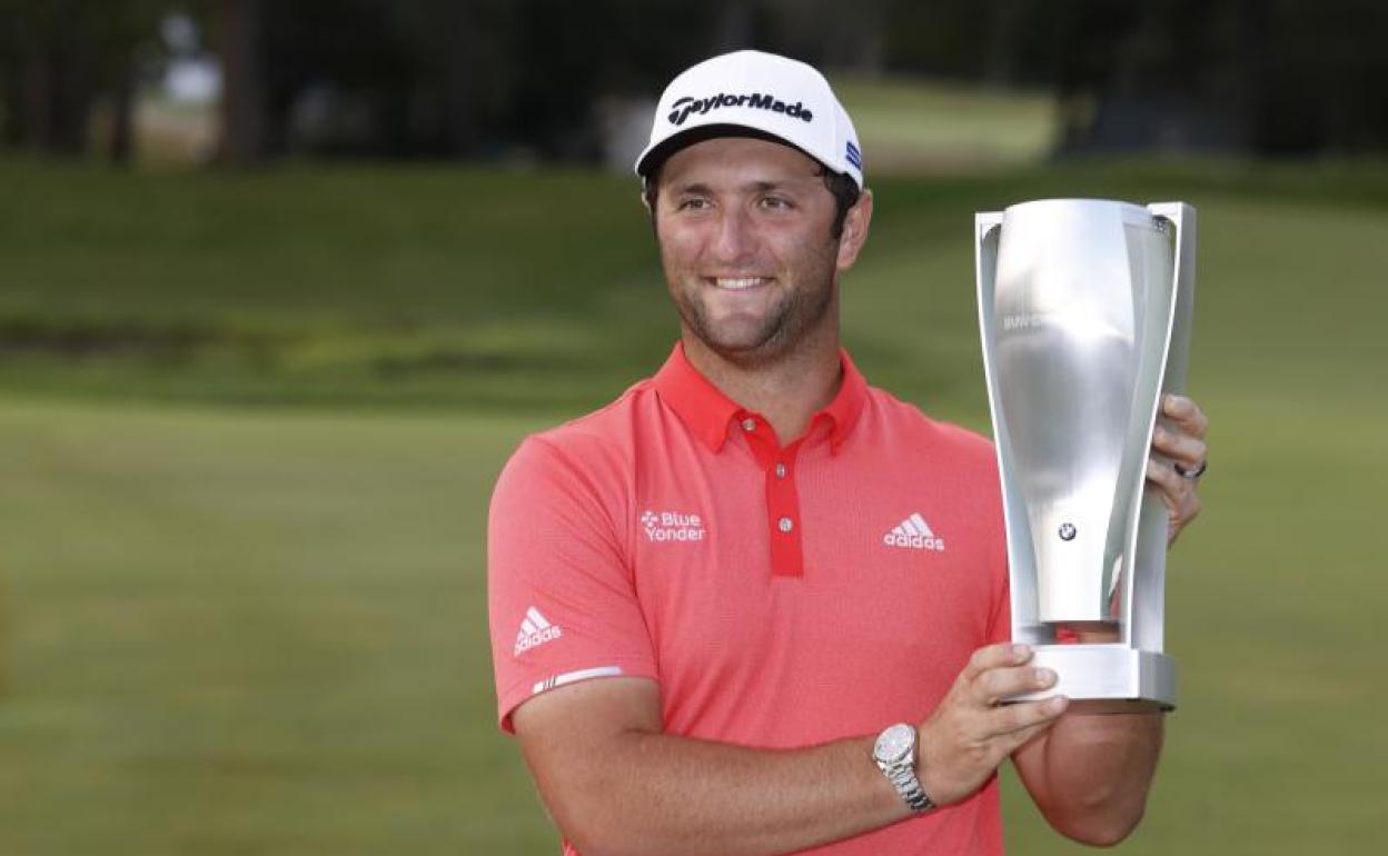 John Rahm, con el trofeo del BMW Championship. 