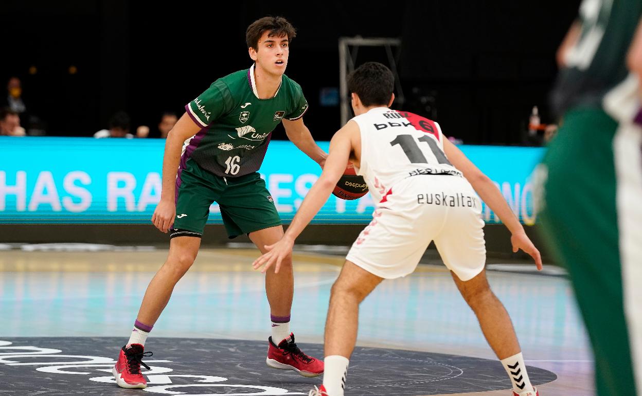 El base Pablo Sánchez, en una competición júnior con el Unicaja. 