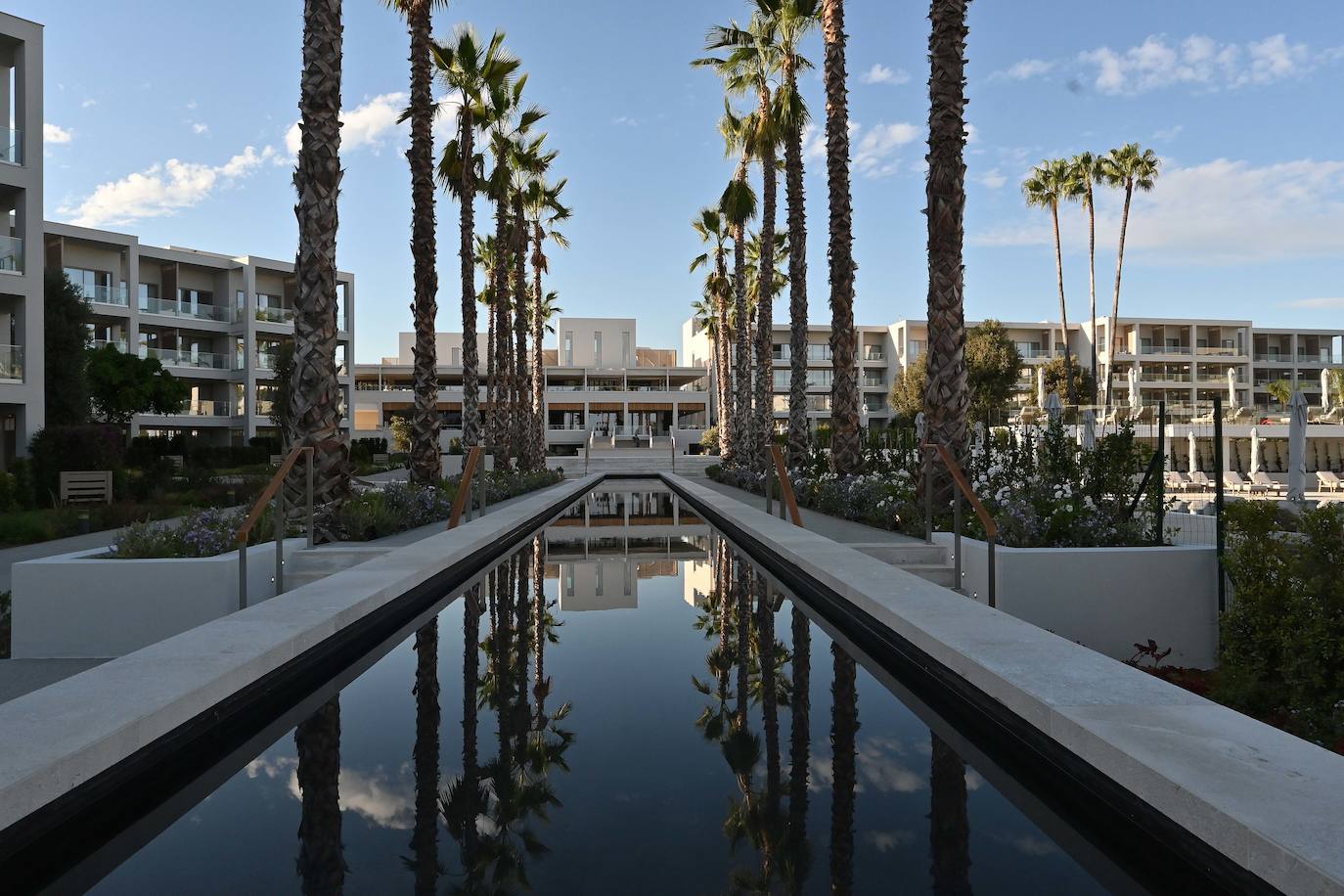 La cadena hotelera, de origen griego, desembarca así en el municipio con un ambicioso proyecto, en primera línea de playa, y con una oferta ambiciosa como resort de todo incluido gran lujo.