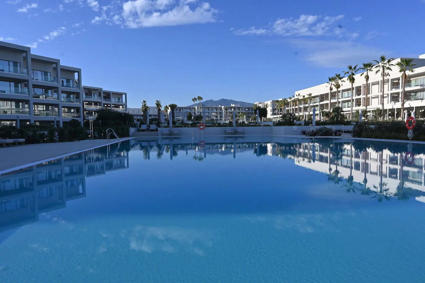 La cadena hotelera, de origen griego, desembarca así en el municipio con un ambicioso proyecto, en primera línea de playa, y con una oferta ambiciosa como resort de todo incluido gran lujo.