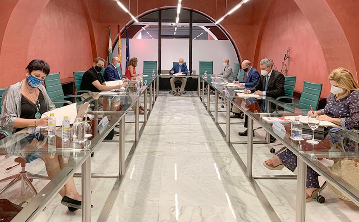 Firma del acuerdo, este lunes, con la enseñanza concertada. 