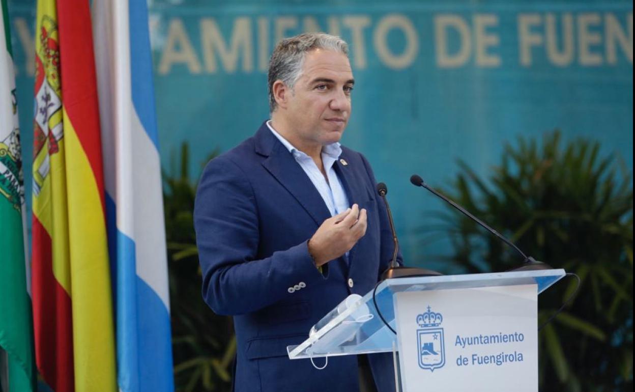 Elías Bendodo en un acto de entrega de nuevas concesiones de chiringuitos, en Fuengirola. 