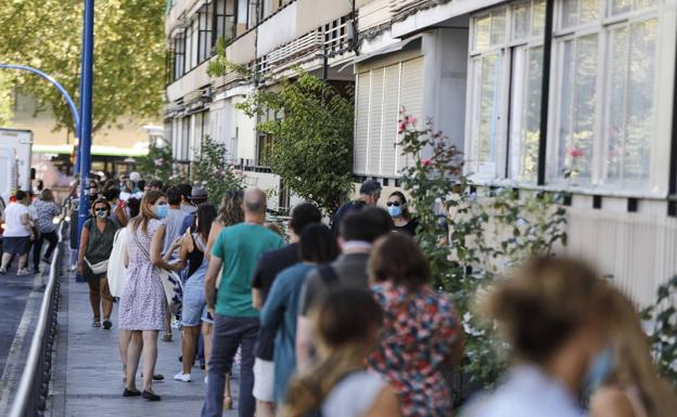 Colas de profesores para hacerse las pruebas de la covid-19 en Leganés (Madrid).