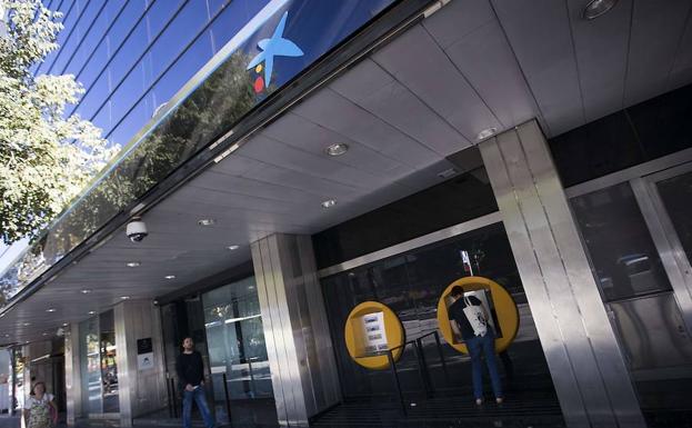 ¿Cómo afectará a los clientes la posible fusión Caixabank-Bankia?