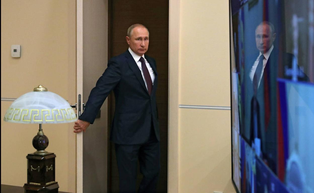 Vladímir Putin llega, este viernes, a una reunión del Consejo de Seguridad ruso.