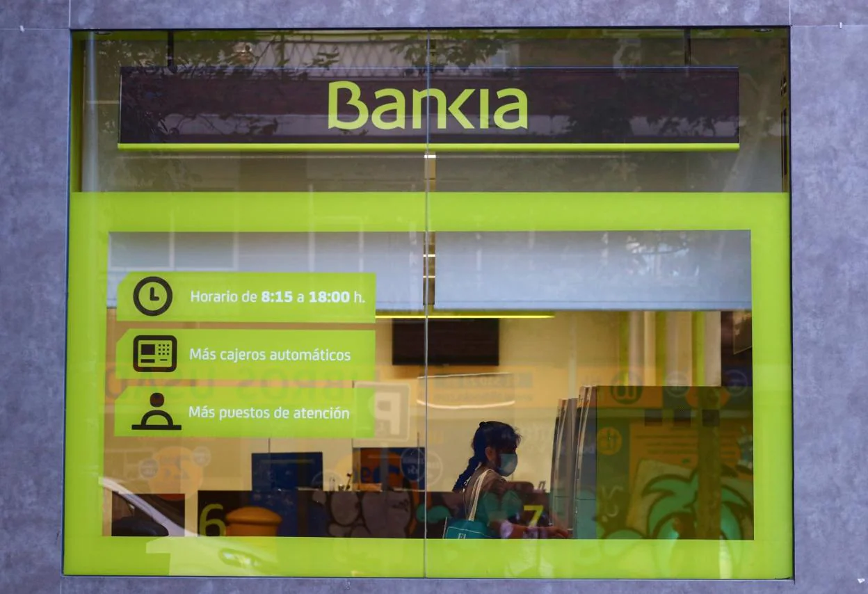 Clientes en una oficina de Bankia en Madrid. reuters