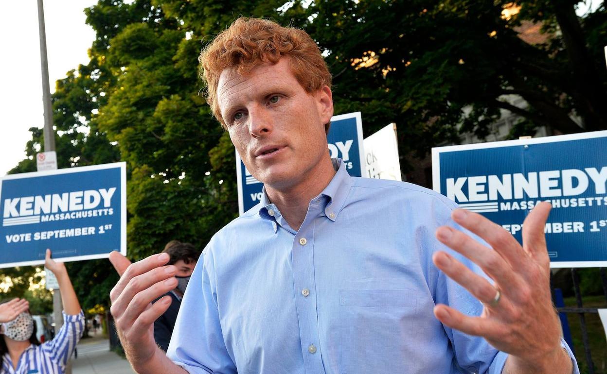 Joe Kennedy III habla con la prensa el martes pasado, cuando faltaban pocas horas para su caída.