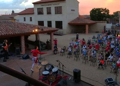 Imagen secundaria 1 - Arriba, función de Surterráneo Teatro en el dolmen de Antequera. Abajo, actuación de Rolabola en un pueblo de León. 