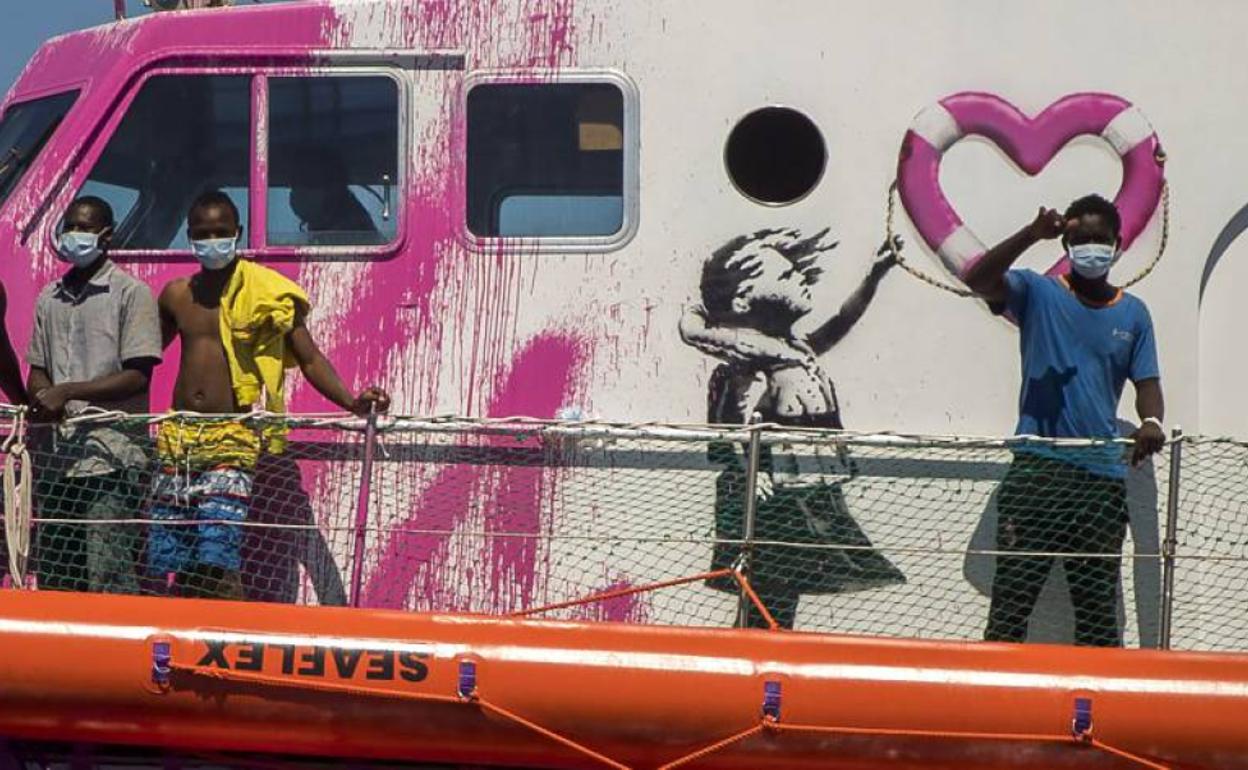 Banksy, el grafitero sin rostro, ahora armador humanitario en Burriana