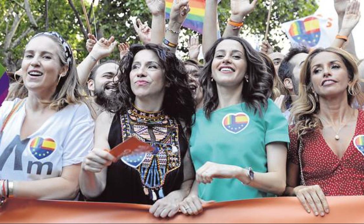 Rocío Ruiz con Arrimadas en el Orgullo