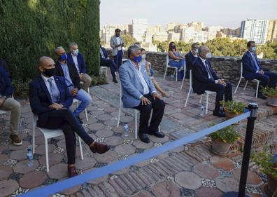 Imagen secundaria 1 - El Málaga «rompe las reglas» en sus nuevas equipaciones