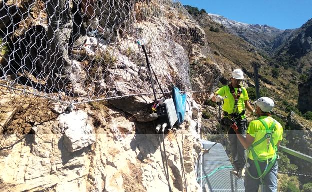 Imagen principal - La Diputación prevé abrir a principios de octubre el Caminito del Rey de la Axarquía