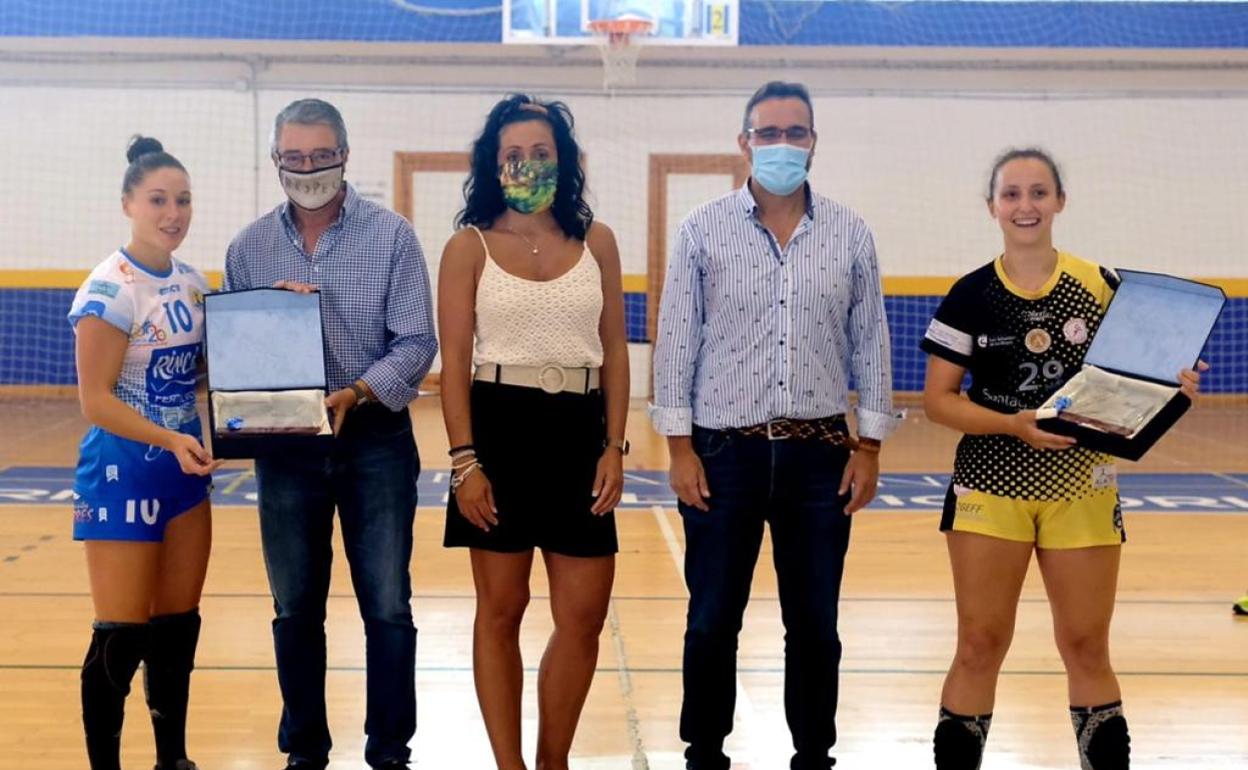 El alcalde y el edil de Deportes, en la entrega de una placa conmemorativa. 