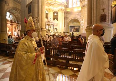 Imagen secundaria 1 - Colas para entrar en la catedral. El obispo, Jesús Catalá. Toma de temperatura al alcalde de Málaga, Francisco de la tTrre.