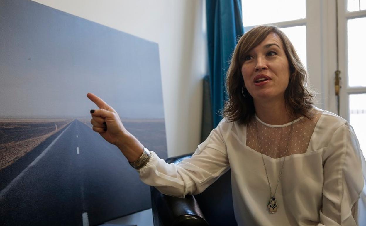 Lucía Vegas, durante un momento de la entrevista, en su consulta en la Alameda Principal. 