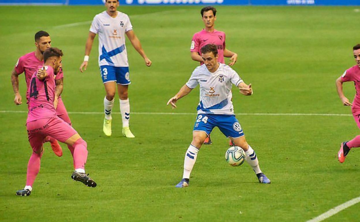 Lasure, con el Tenerife en un partido contra el Málaga la temporada pasada.