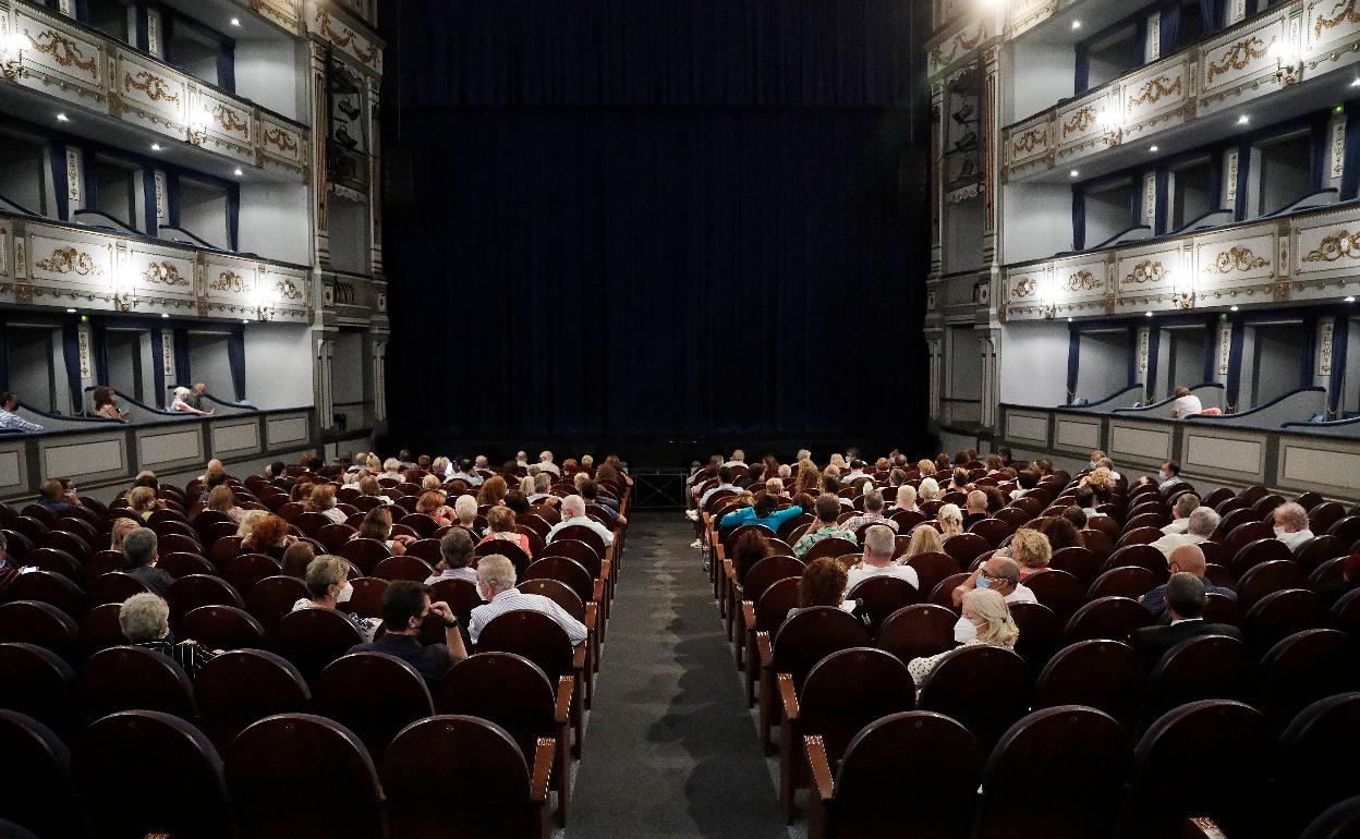 Patio de butacas del Teatro Cervantes el pasado martes en el concierto de inauguración del Terral, ya con la limitación de aforo. 