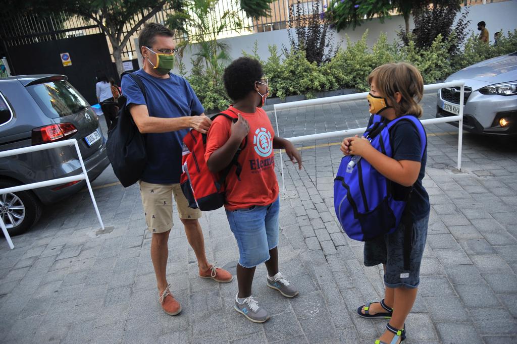 Los padres se ocupan de que todo esté listo para el regreso de sus hijos a las aulas. Colegio García Lorca, en Málaga capital.