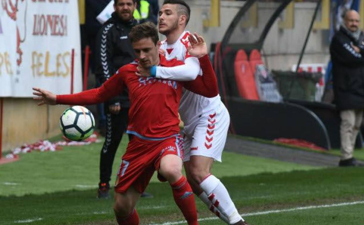 Lasure protege la pelota en un partido ante la Ponferradina. 