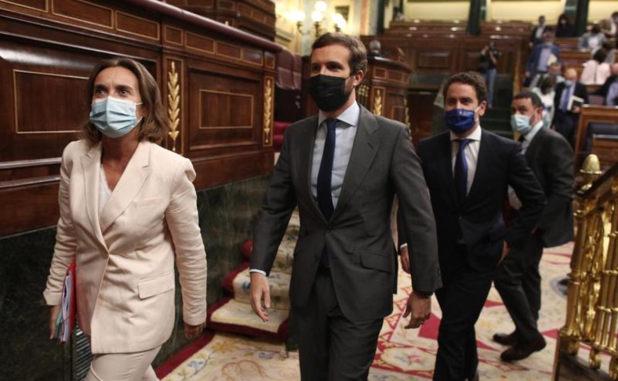 La portavoz del Grupo Popular en el Congreso, Cuca Gamarra, y el líder del PP, Pablo Casado