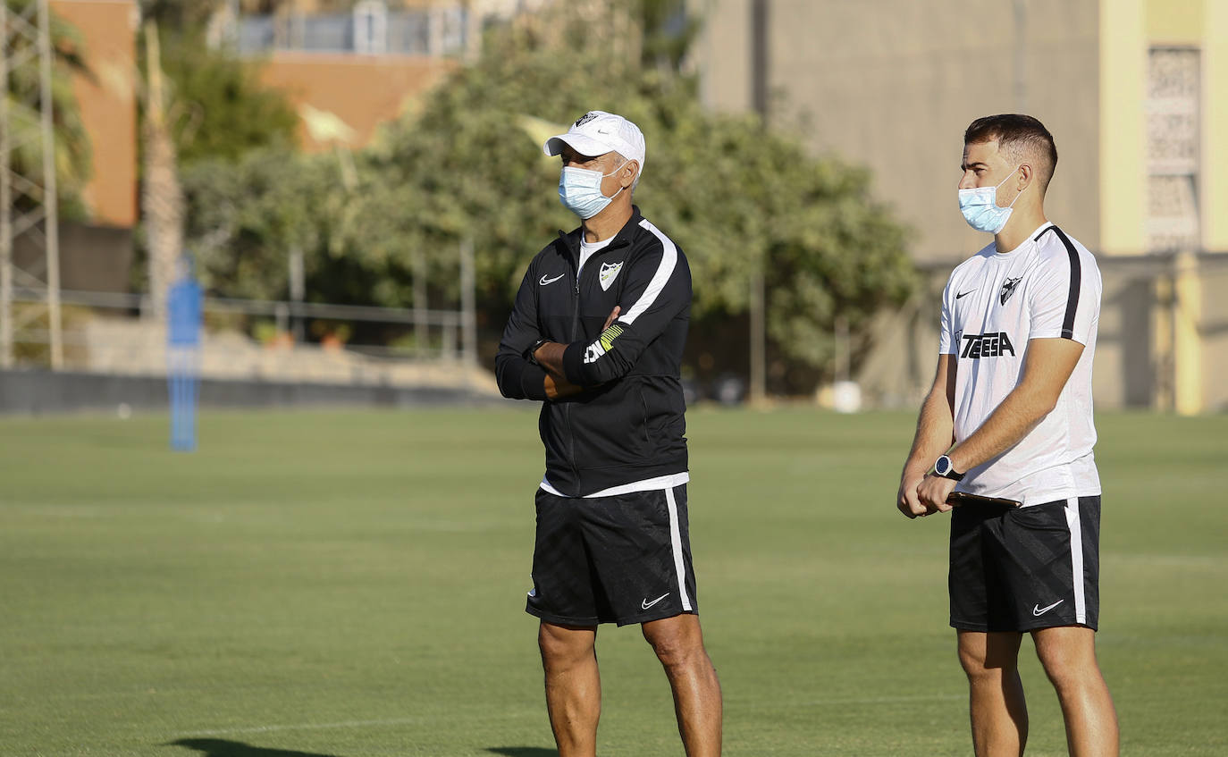 El técnico del Málaga, Sergio Pellicer, junto a su segundo entrenador, Manuel Sánchez, en el entrenamiento de este viernes. 