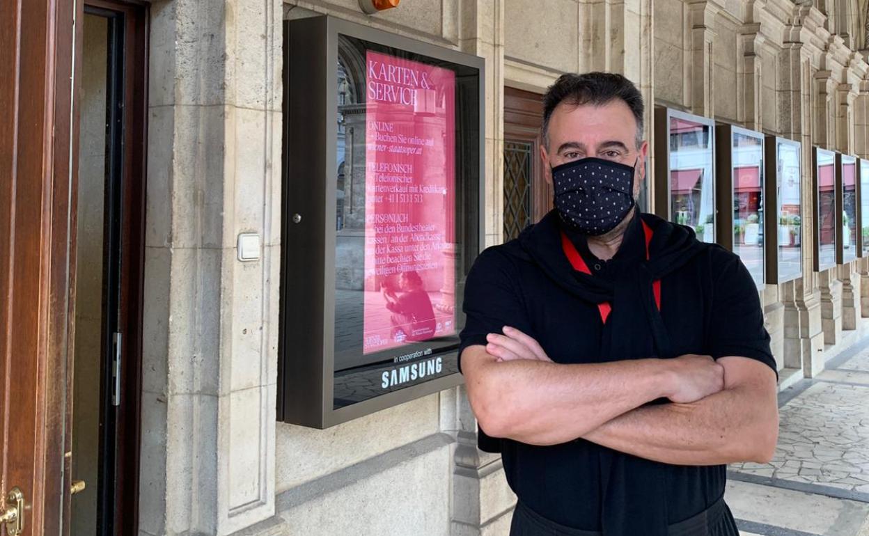 Carlos Álvarez, en el exterior de la Ópera de Viena.