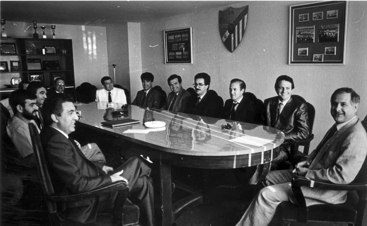 Torres Robles (séptimo por la derecha, con chaqueta blanca), en la sala de juntas de La Rosaleda el día en que la directiva presidida por García Anaya tomó el relevo de Eduardo Padilla. 