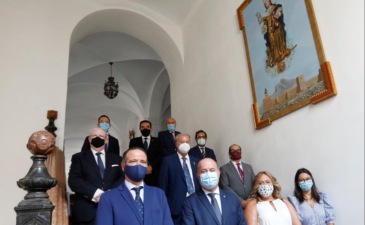 Los presidentes de las agrupaciones andaluzas, junto al alcalde de Antequera, Manuel Barón, y la teniente de alcalde de Tradiciones, Elena Melero; en las escaleras históricas consistoriales con el cuadro de la patrona Santa Eufemia 