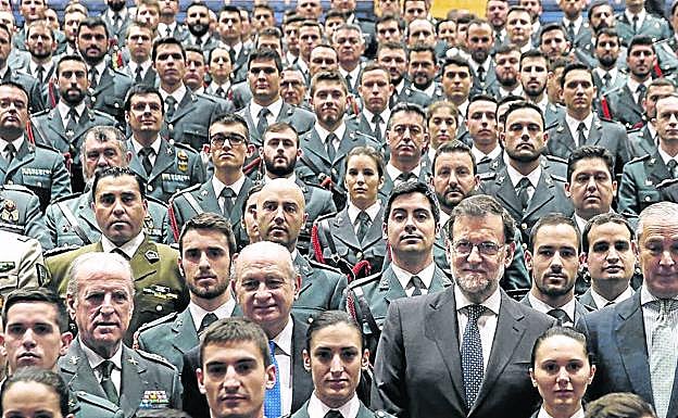 Jorge Fernández Díaz, con Mariano Rajoy, rodeados de guardias civiles durante la inauguración de la academia de Aranjuez en 2016, su último año como ministro del Interior. 