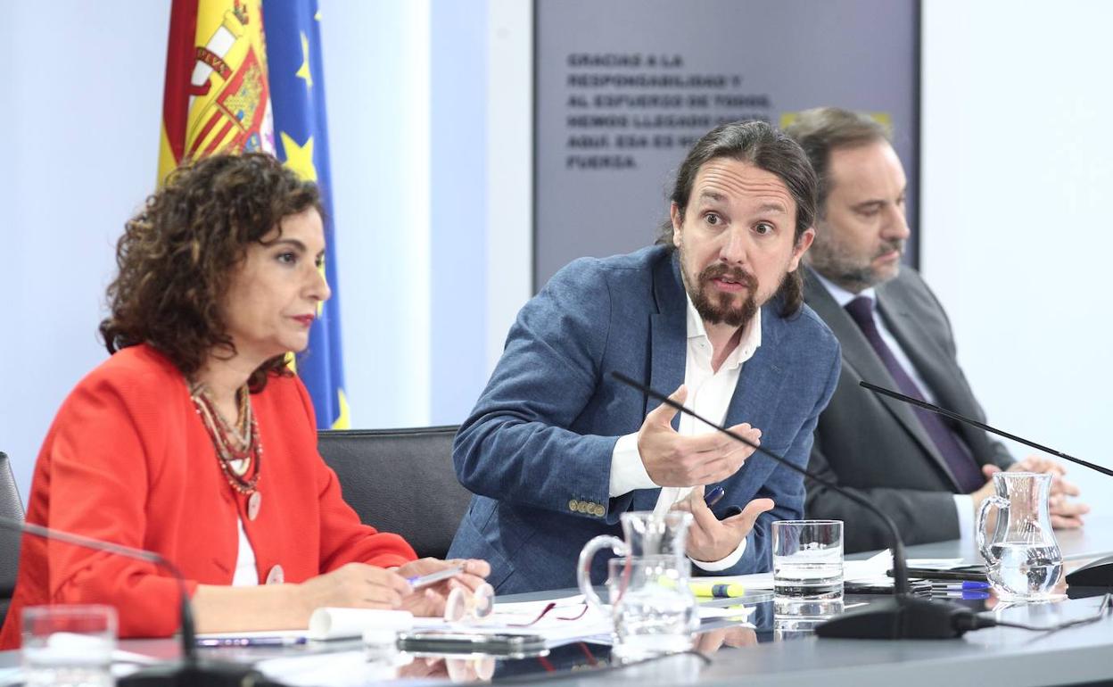 María Jesús Montero, ministra de Hacienda, Pablo Iglesias (vicepresidente) y José Luis Ábalos (Transportes). 