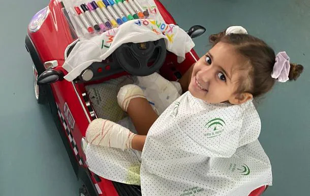 Imagen principal - Arriba, Carlota en el Materno, abajo a la izquierda antes de sufrir la septicemia y a la derecha, también en el centro hospitalario. 