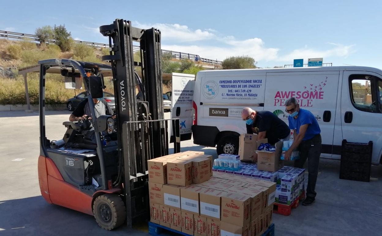 Parte del equipo del comedor social 'Yo Soy Tú' recoge los alimentos en la sede de Bancosol. 