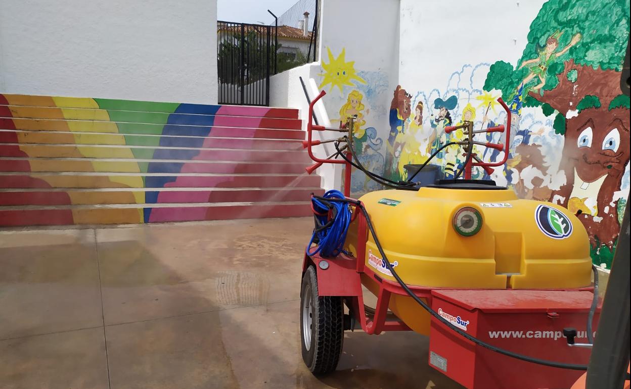 Una maquina realiza labores de desinfección.