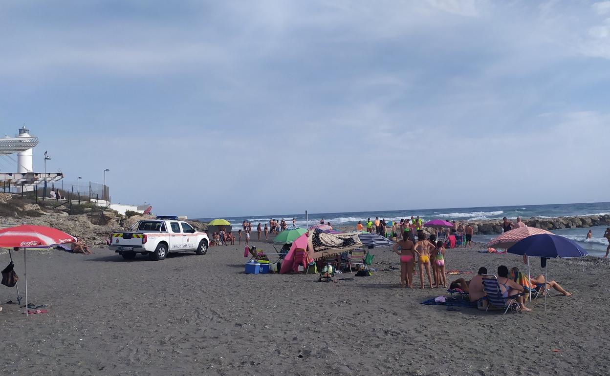 Un momento del operativo de rescate, ayer en la playa torroxeña de Ferrara. 