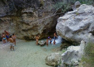 Imagen secundaria 1 - Arriba, varias de las tirolinas instaladas por la firma catalana; abajo a la izquierda, una de las pozas del río Chíllar, y a la derecha, el acceso a la zona de El Pinarillo desde la Cueva de Nerja. 