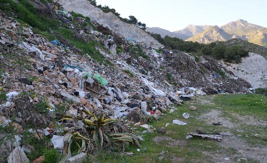 El vertedero acumula más de 800.000 metros cúbicos de todo tipo de residuos. 