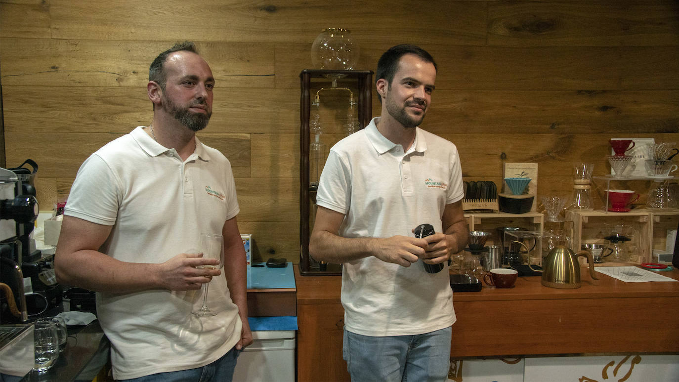 Carlos García (izquierda) y Alberto Jauregui (derecha), propietarios de Mountain Coffee.