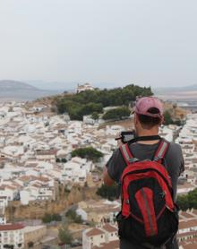 Imagen secundaria 2 - 1. El inicio de la ruta está junto al Puente de los Remedios. Carril por el que hay que subir durante un kilómetro. Vista de Antequera antes de llegar all depósito de agua.