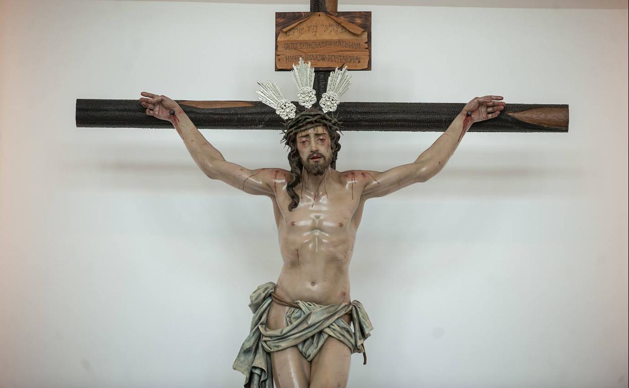 La obra ha sido colocada este miércoles en el remozado presbiterio del templo. 