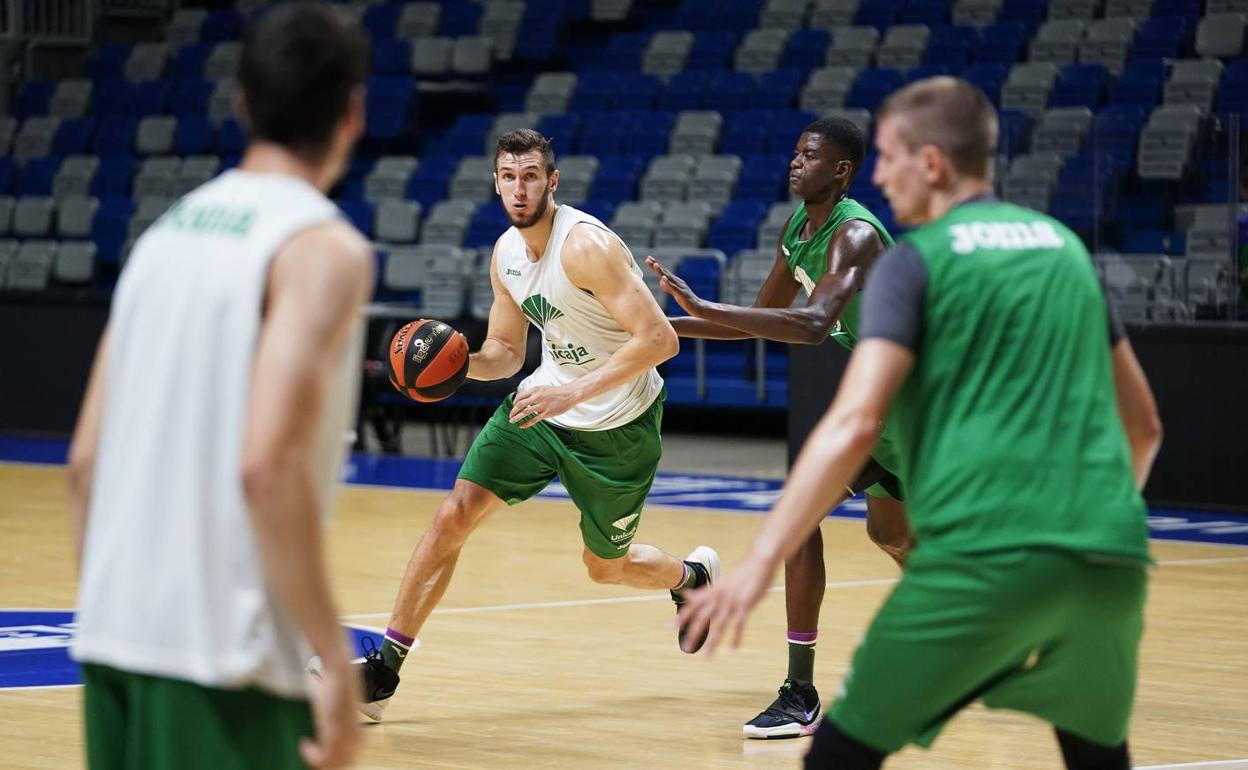 Rubén Guerrero, durante el entrenamiento del Unicaja esta mañana