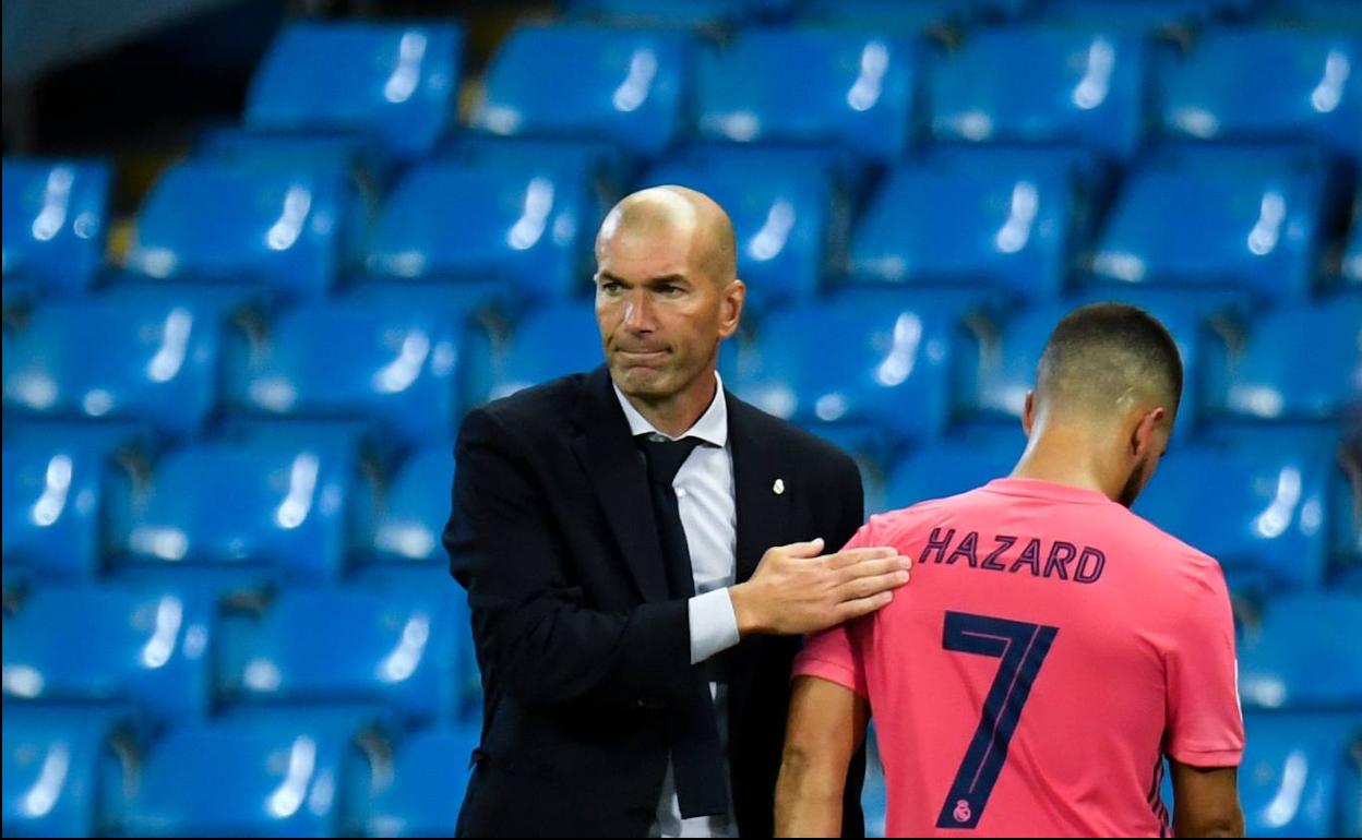 Zidane trata de animar a Hazard durante el duelo ante el City de la pasada campaña. 