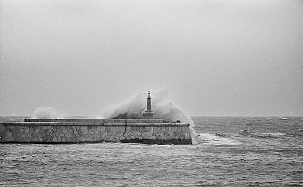 Imagen principal - Destrozos en el muelle de Levante.Imagen del Parque de Málaga. Embarcaciones hundidas